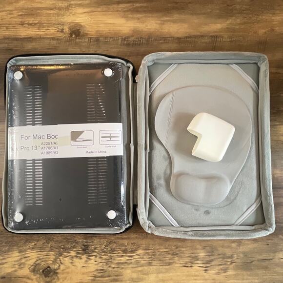 MacBook Pro 13” 2016-2020 black soft case with hardshell - Picture 2 of 7